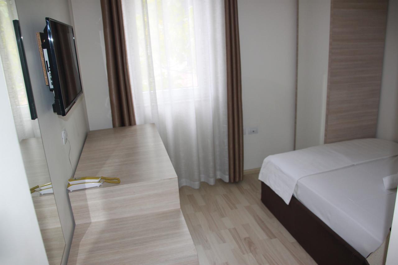 Living Hotel Tiranë Ngoại thất bức ảnh