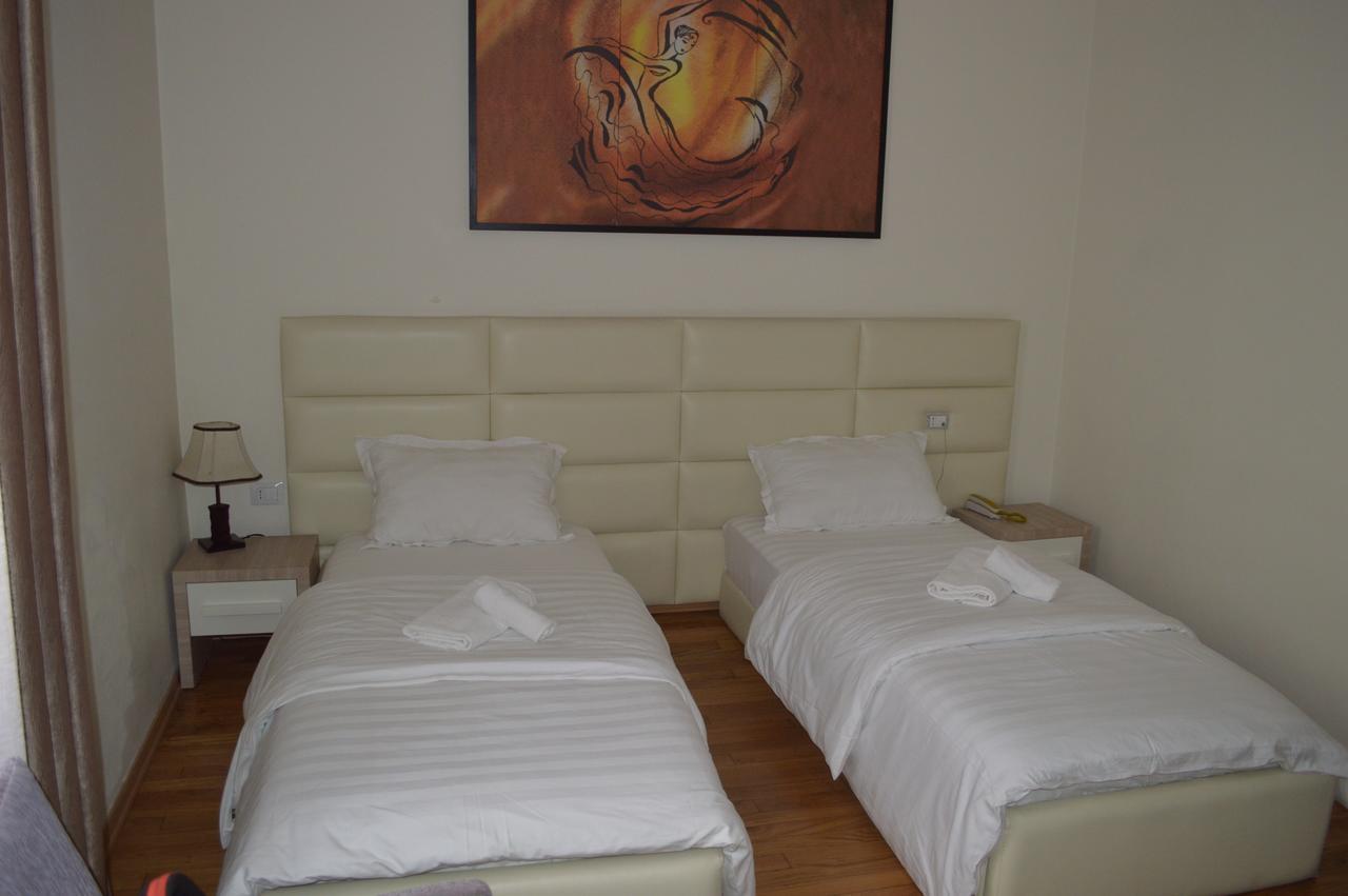 Living Hotel Tiranë Ngoại thất bức ảnh